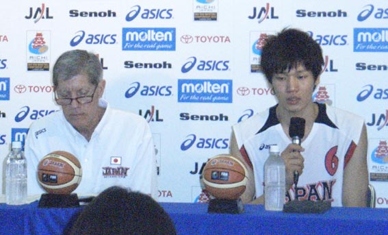 ゲーム共同インタビューを受ける左ホッブス・コーチ、右桜井選手