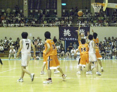 女子決勝　金子（白）vs埼玉栄（オレンジ）　金子は写真のようなゴールしたのシュートが多かった。